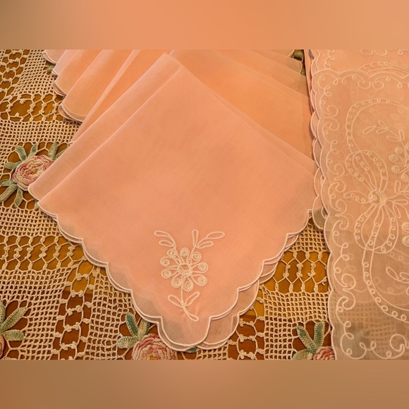 💜 Scalloped Pink & White Delicate Embroidered Placemats & Matching Napkins - Picture 3 of 6